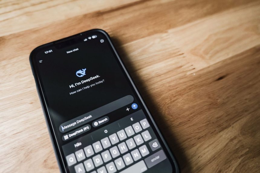 Close de um smartphone exibindo uma interface de aplicativo de mensagens sobre uma mesa de madeira.