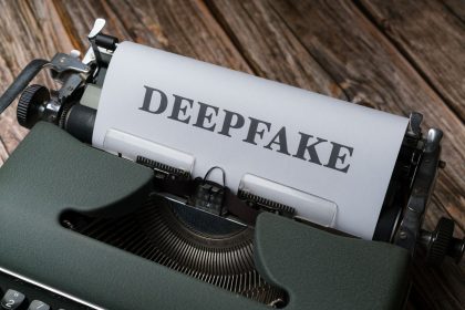 Máquina de escrever com a palavra “Deepfake” registrada em uma folha de papel.